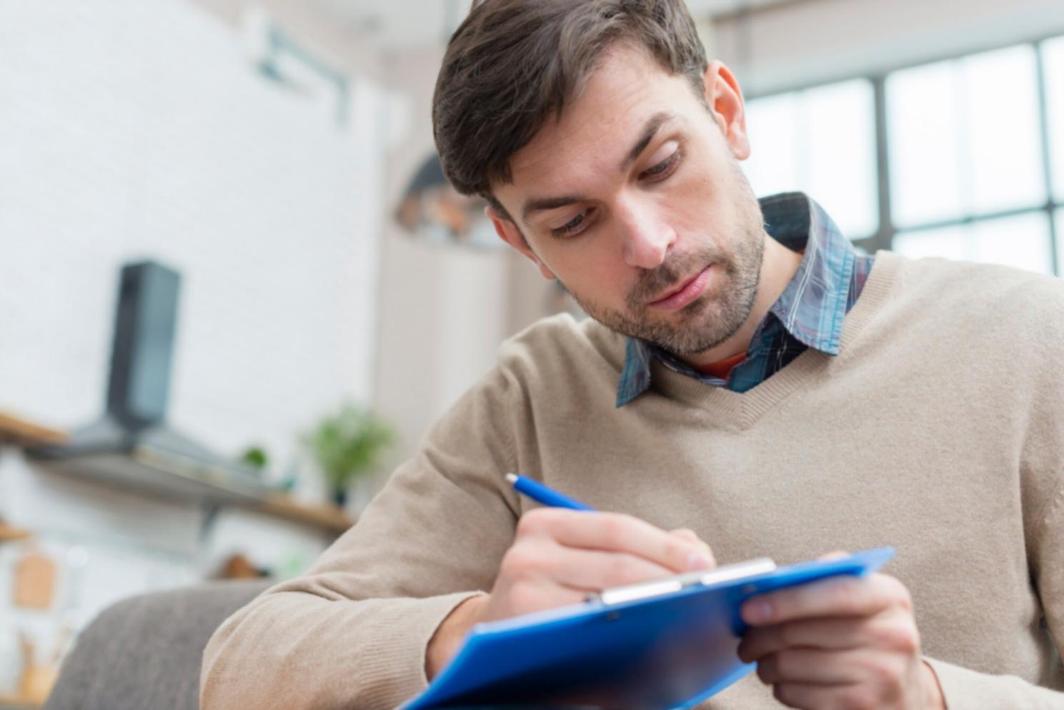 Laboratorio di scrittura con studenti impegnati nella revisione di manoscritti