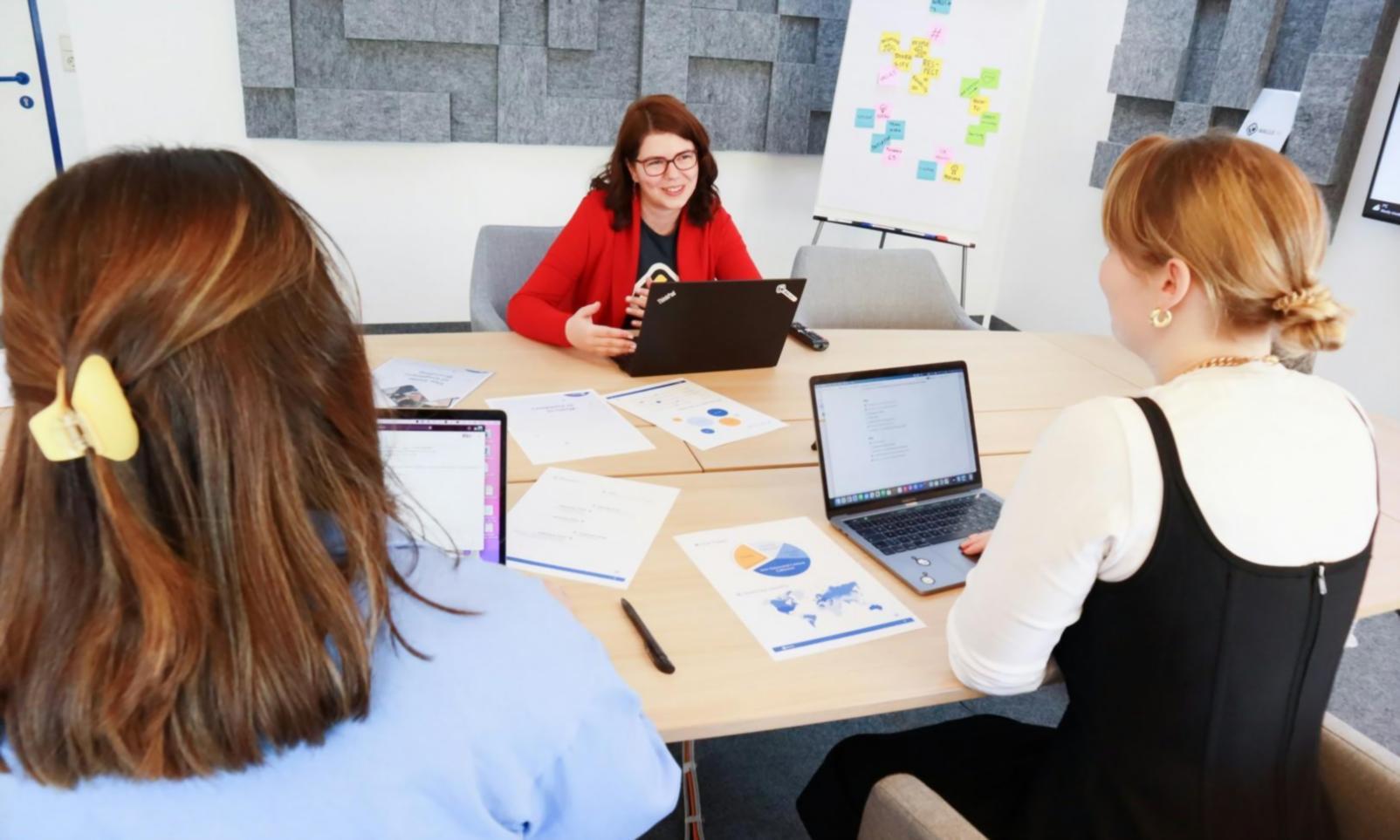 Scrivania con manoscritti, penna stilografica e computer portatile in un ambiente di lavoro creativo