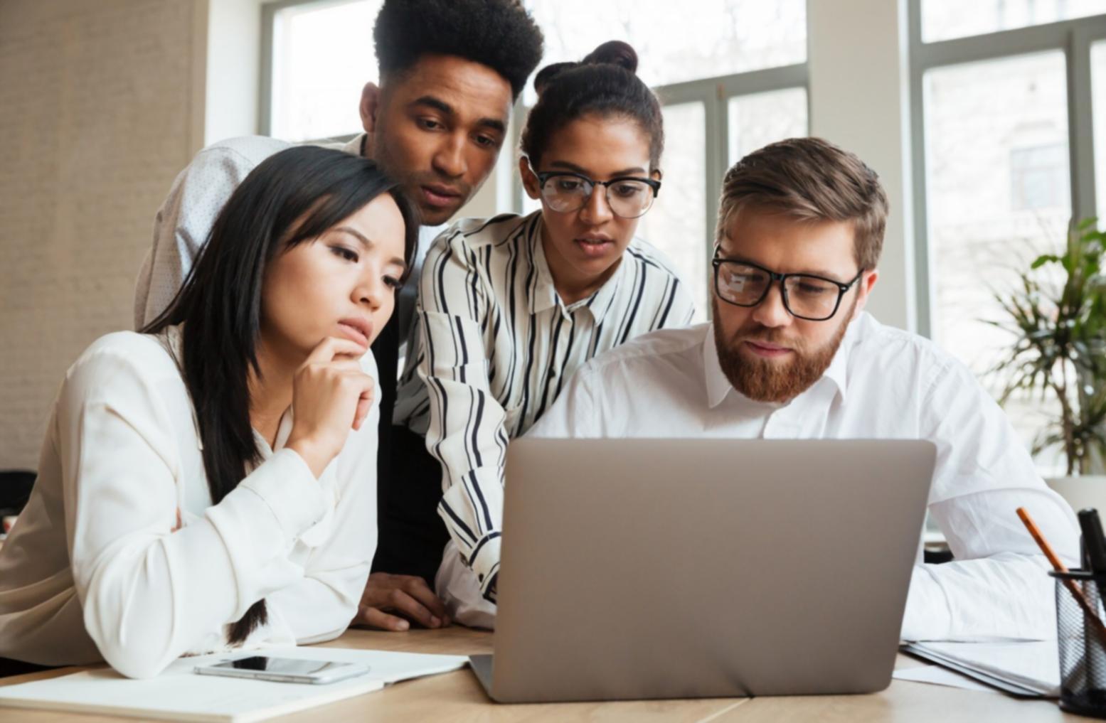 Scrivania con materiali per la scrittura creativa